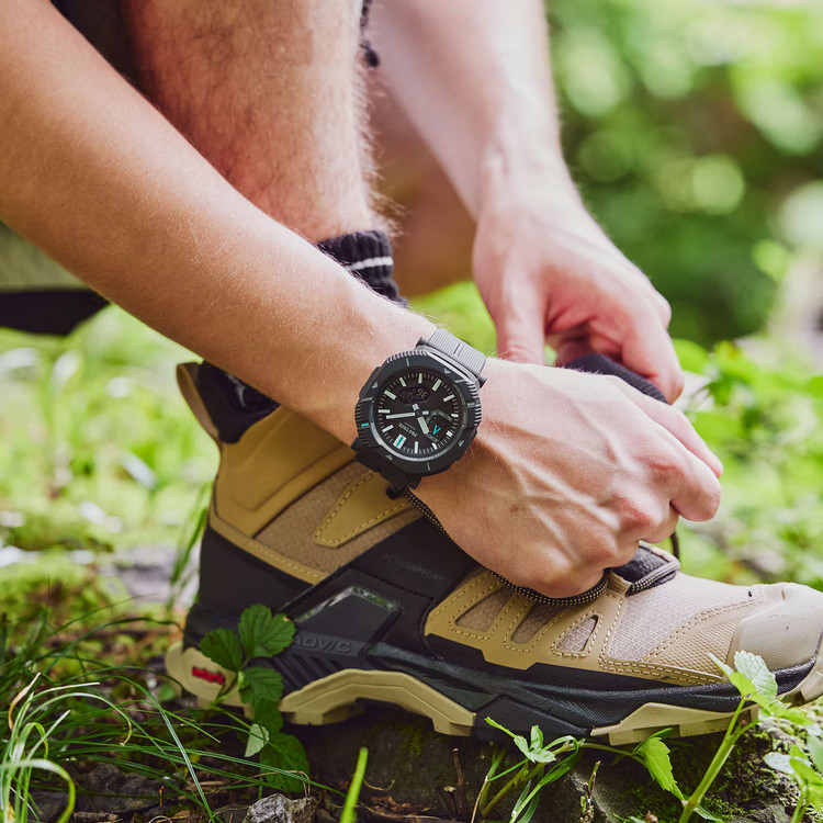ساعت کاسیو PRO TREK PRJ-B001 با طراحی حرفهای Outdoor، شارژ خورشیدی Tough Solar، اتصال Bluetooth و مقاومت 100 متری؛ انتخابی مناسب برای طبیعتگردی، کوهنوردی و استفاده روزمره.
