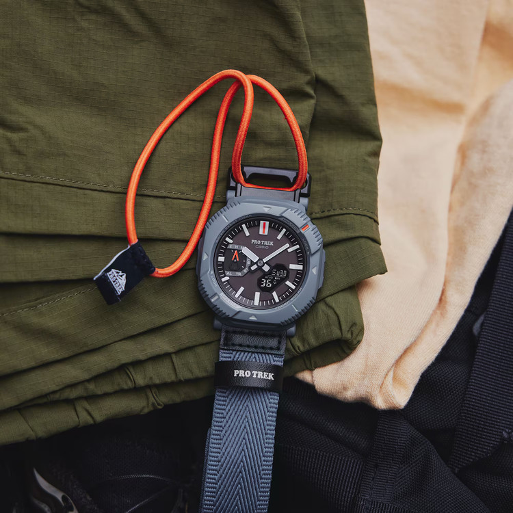 ساعت کاسیو PRO TREK PRJ-B001 با طراحی حرفهای Outdoor، شارژ خورشیدی Tough Solar، اتصال Bluetooth و مقاومت 100 متری؛ انتخابی مناسب برای طبیعتگردی، کوهنوردی و استفاده روزمره.