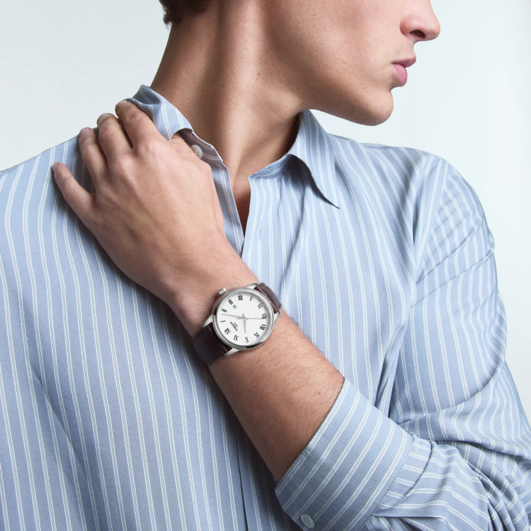 نمای ساعت نقره ای Tissot Classic Dream روی دست