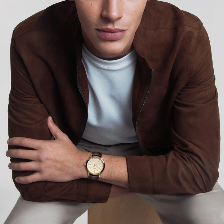 نمای ساعت Tissot Classic Dream ونمای روبروی روی دست