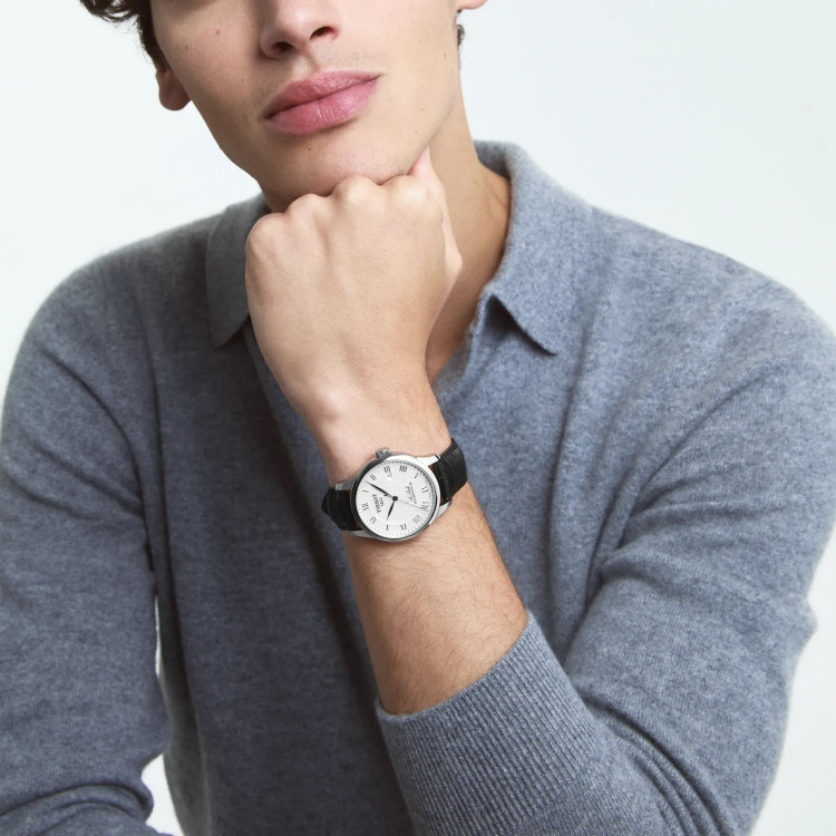 ساعت Tissot Le Locle 39mm روی مچ دست بند چرمی صفحه سفید