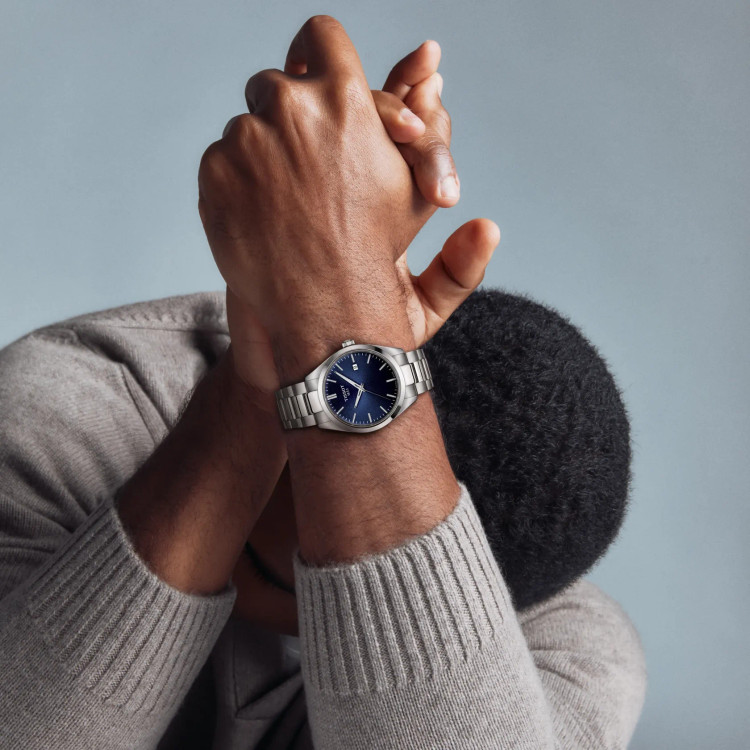 بند استیل ضدزنگ ساعت Tissot PR 100 ساده روی مچ دست