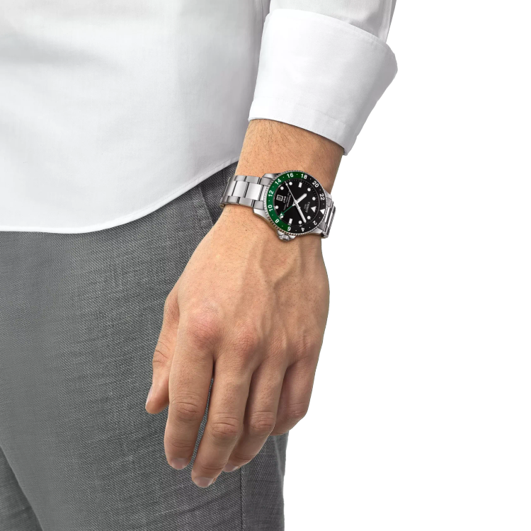 ALT: نمای بزل ساعت تیسوت Seastar 1000 GMT 40mm با طراحی دو رنگ روی مچ دست